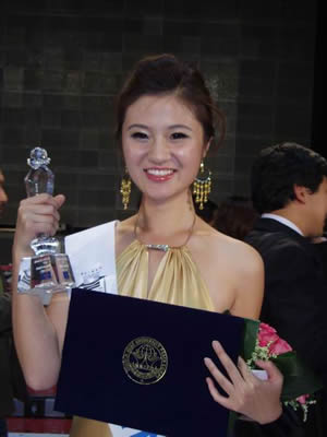 姗娜于2009年浙江传媒学院英汉双语播音主持专业毕业，现在广东电视台新闻中心任主持人和直播组出镜记者工作